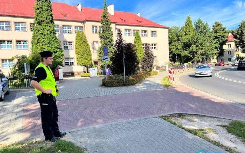 Bezpieczna droga do szkoły z policjantami i strażnikami miejskimi