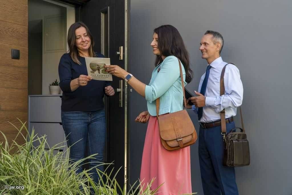 Świadkowie Jehowy wrócili do odwiedzin domów