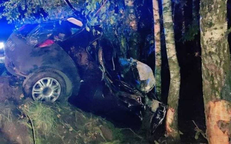 Samochód zmasakrowany. Kierowca ranny w nogę – FOTO