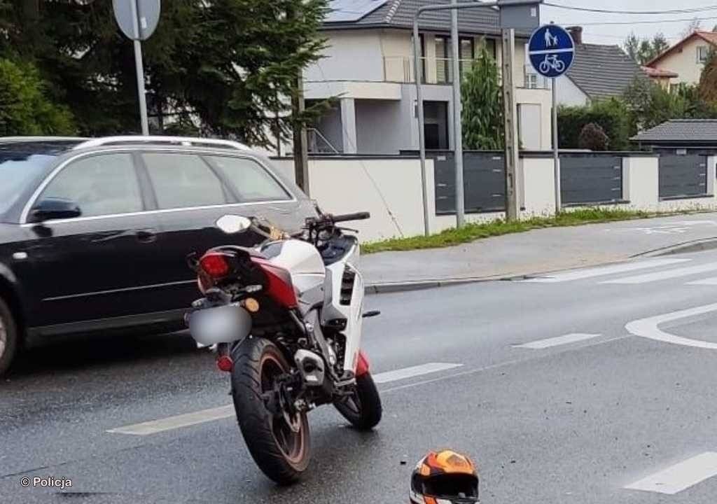 Uderzył motocyklem w samochód – FOTO