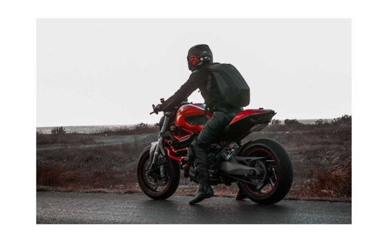 Pościg za motocyklem. 22-latek potrącił policjanta