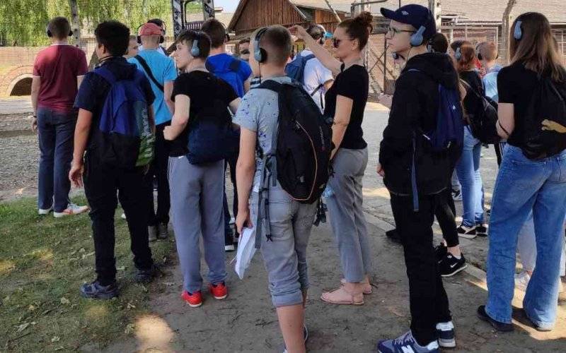 Nastolatkowie poznają historię Auschwitz