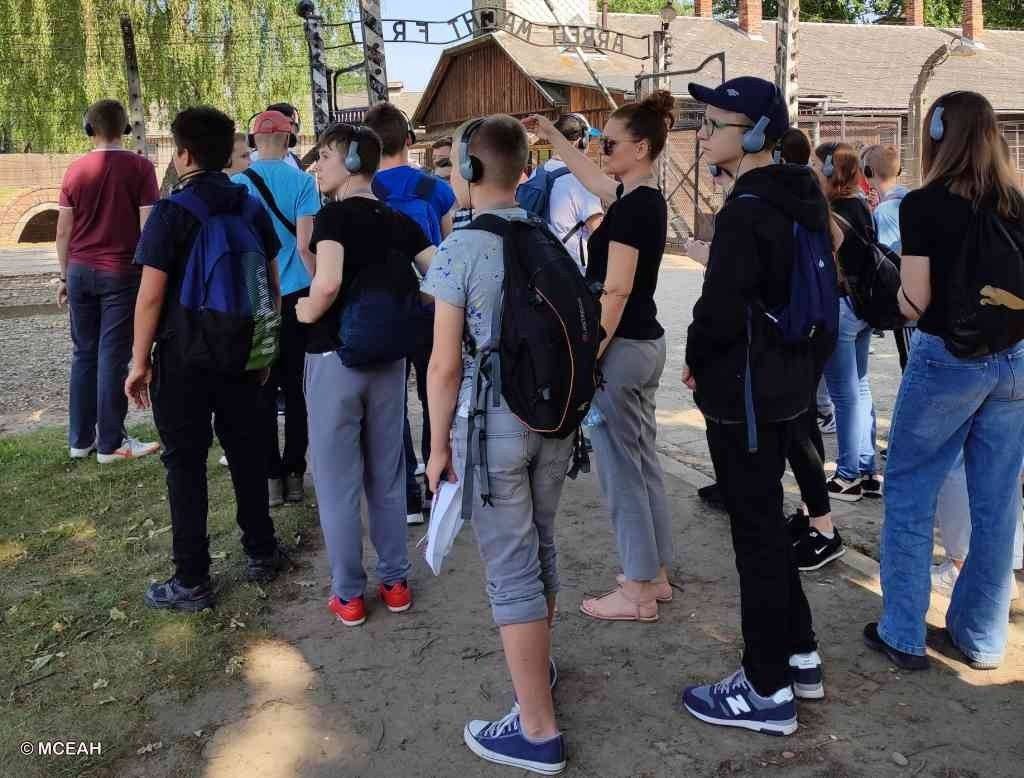Nastolatkowie poznają historię Auschwitz