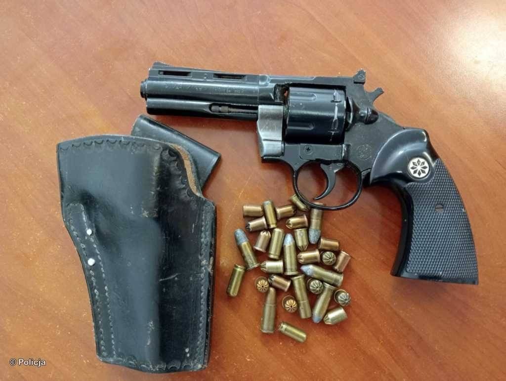 Rewolwer z ostrymi nabojami na poddaszu