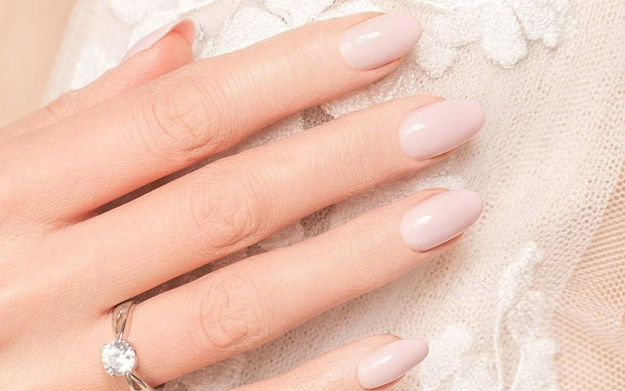 Perłowe paznokcie hybrydowe. Sprawdź trend na jesień i zimę 2022