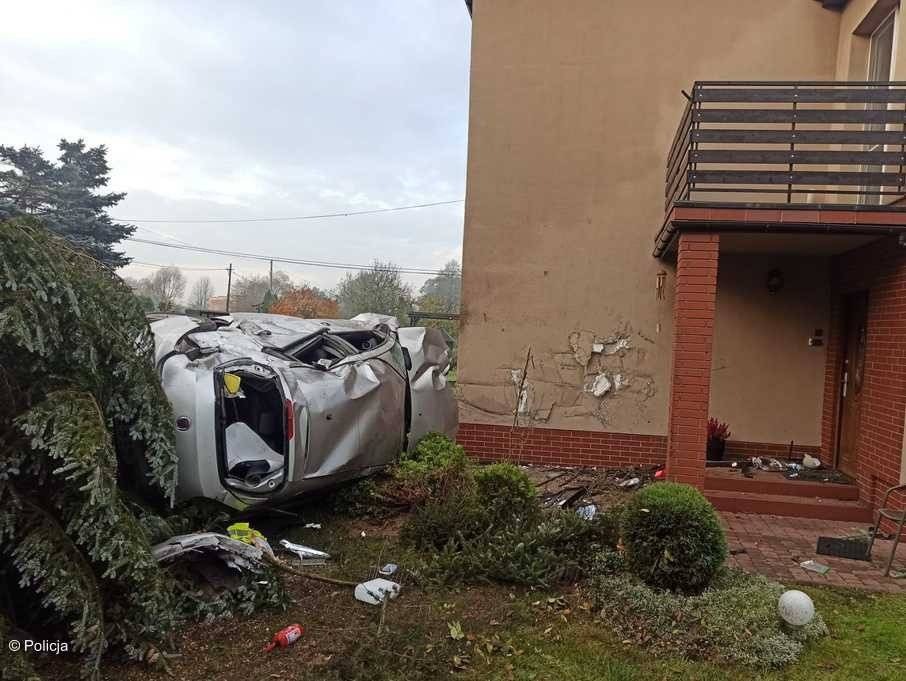 Wypadł z jezdni, uderzył w dom i dachował – FOTO