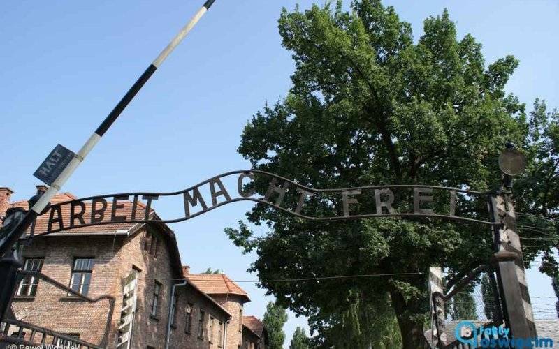 Hajlował pod bramą z napisem Arbeit macht frei
