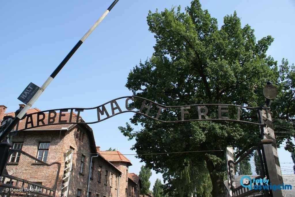 Hajlował pod bramą z napisem Arbeit macht frei