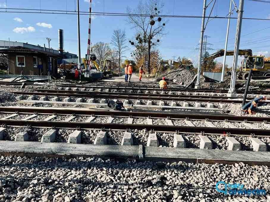 Przejazd kolejowy nieczynny może nawet do grudnia – FOTO