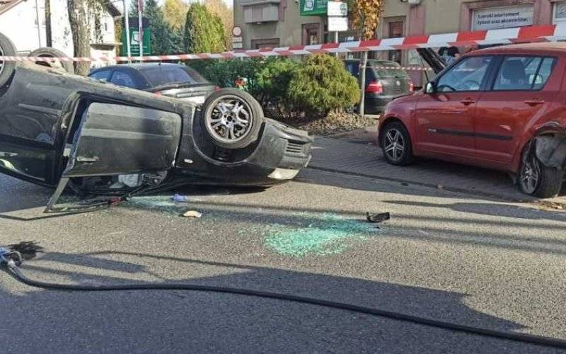 Zasnęła za kierownicą i dachowała – FOTO