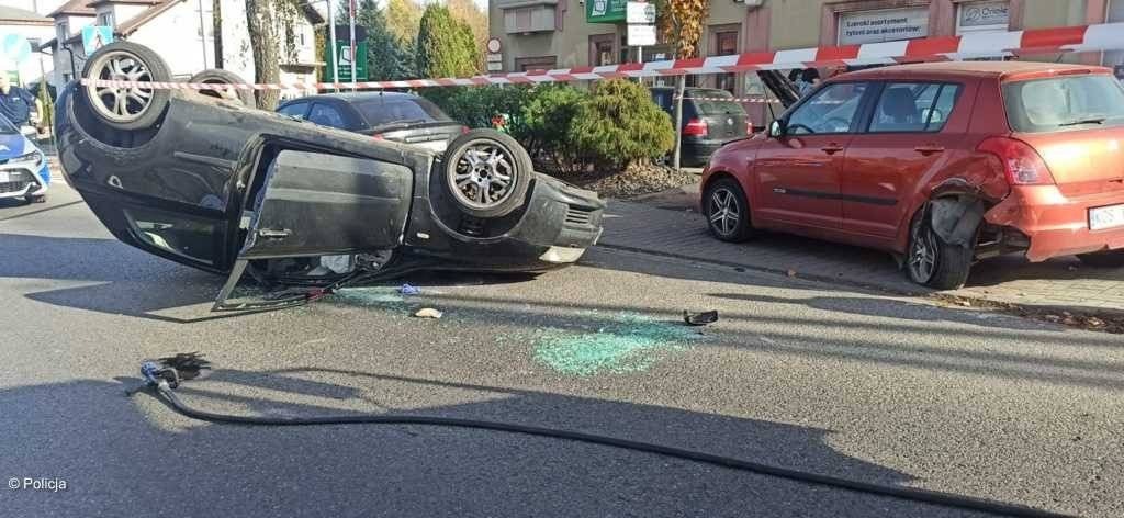 Zasnęła za kierownicą i dachowała – FOTO