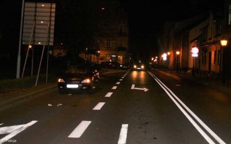 Przechodziła miedzy samochodami. Potrącił ją opel – FOTO