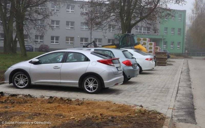 Nowy parking przy szpitalu poprawia sytuację, ale nie rozwiązuje problemu – FOTO