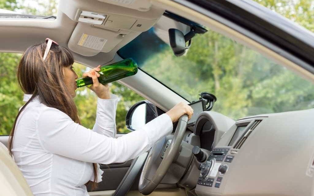 Kobieta jechała slalomem. Miała ponad promil