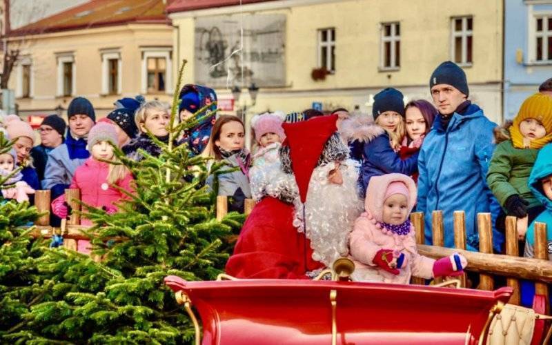 Zaświeć z Mikołajem choinkę