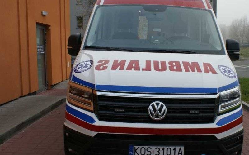 Młody mężczyzna prawdopodobnie wypadł z czwartego piętra