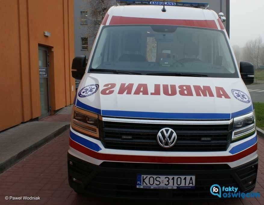 Młody mężczyzna prawdopodobnie wypadł z czwartego piętra