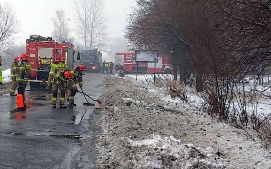 Z ciągnika siodłowego wyciekło kilkaset litrów paliwa – FOTO