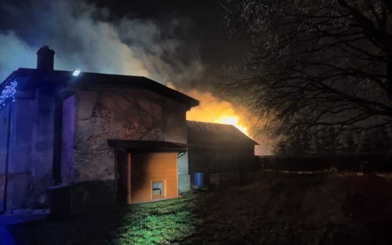 W Bobrku płonął budynek – FILMY, FOTO