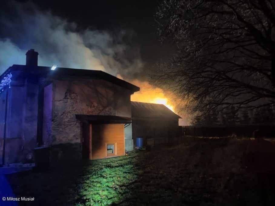 W Bobrku płonął budynek – FILMY, FOTO