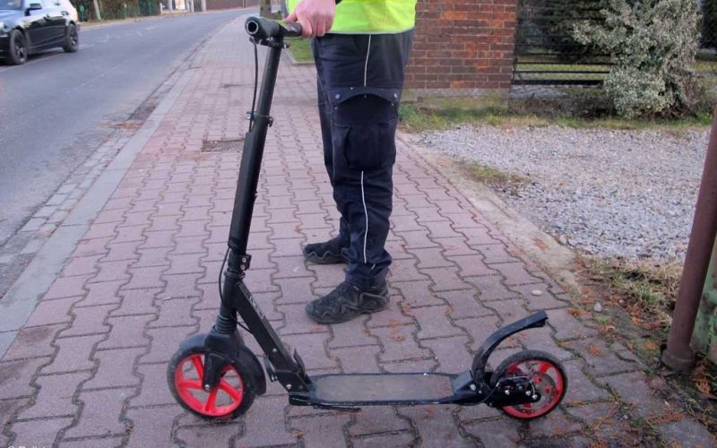 Przewrócił się z motocyklem na jezdnię, by nie uderzyć w dziecko