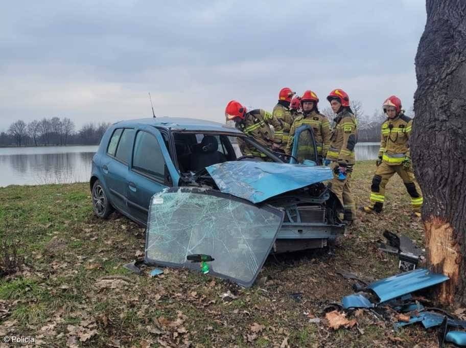 Wypadł z drogi i uderzył w drzewo – FOTO