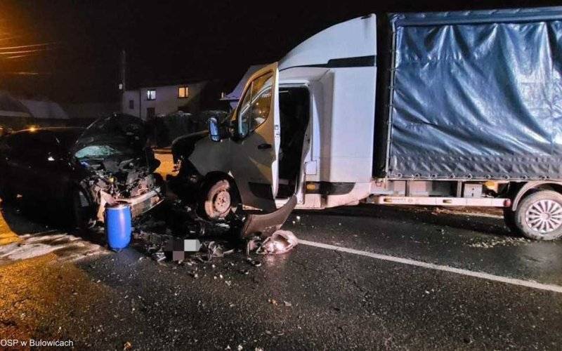 Czołowe zderzenie na krajówce. Dwie osoby ranne – FOTO