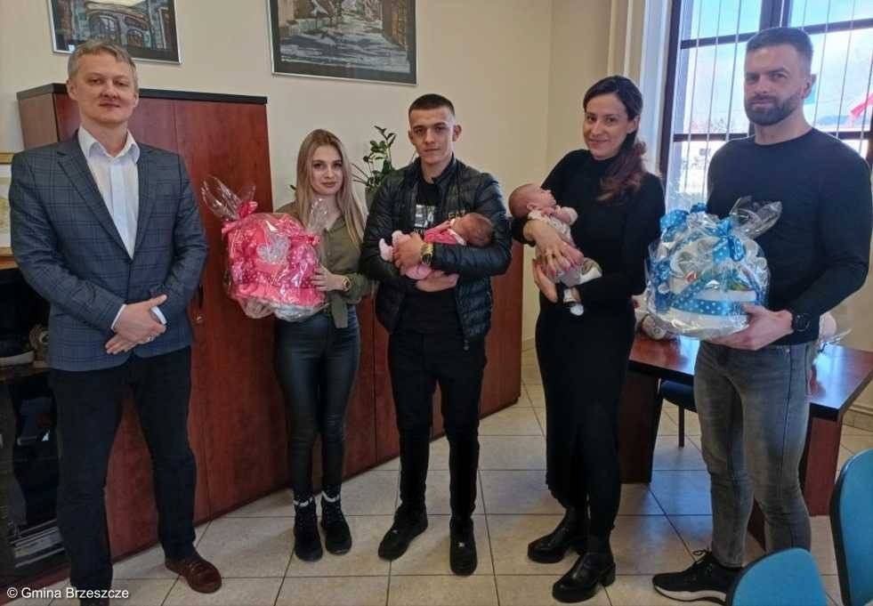 Miły gest burmistrza. Niemowlaki w magistracie – FOTO