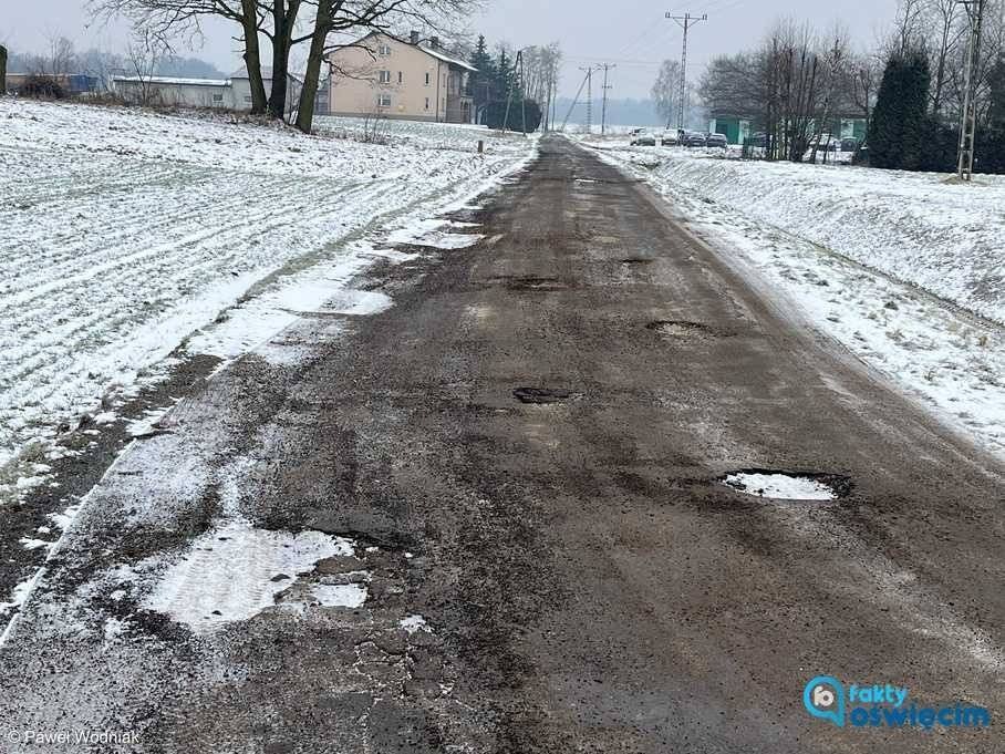 Niwa Monowicka dostanie łaty zamiast nowego asfaltu – FILM, FOTO