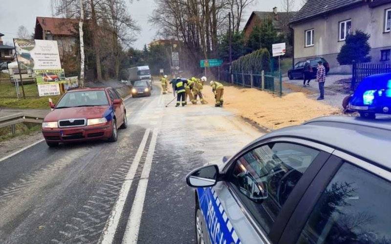 Kukurydza zasypała drogę krajową