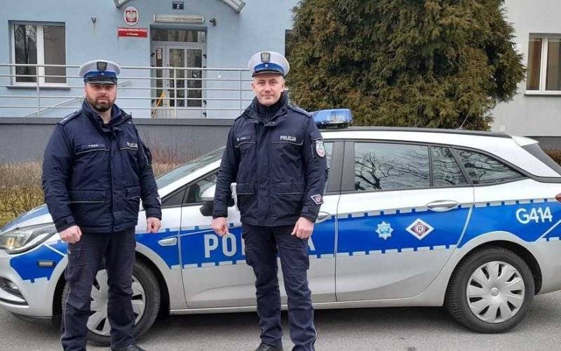 Stracił przytomność na chodniku. Policjanci ruszyli z pomocą