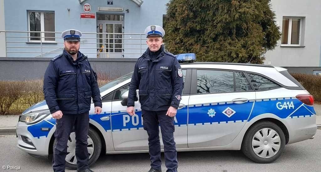 Stracił przytomność na chodniku. Policjanci ruszyli z pomocą