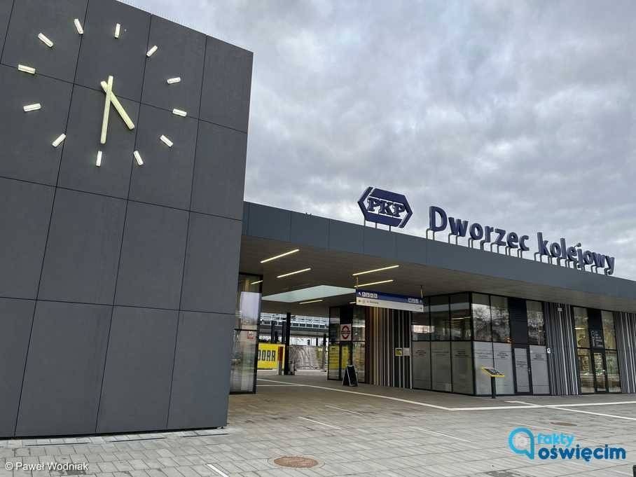 Zegar na dworcu przekłamuje godziny – FOTO