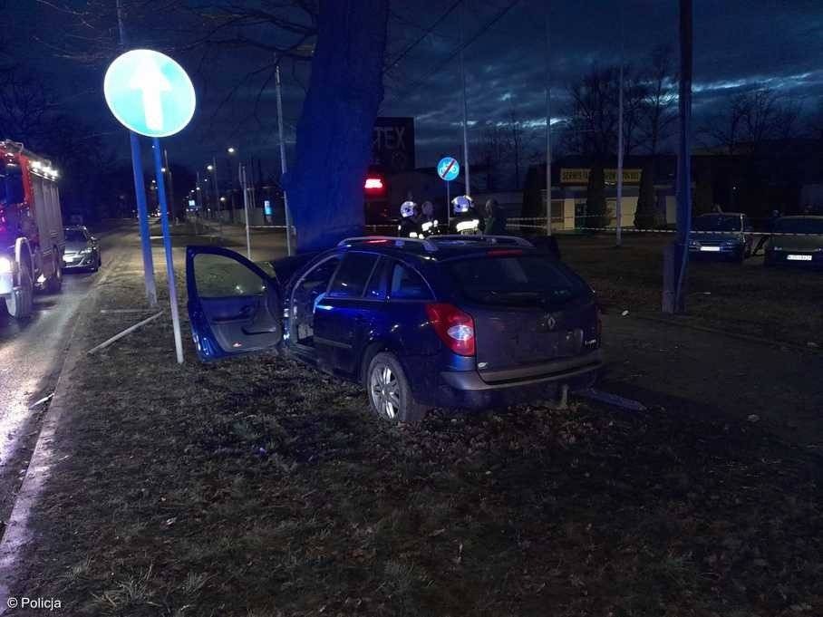 Renault uderzył w drzewo. Cztery osoby ranne – FOTO