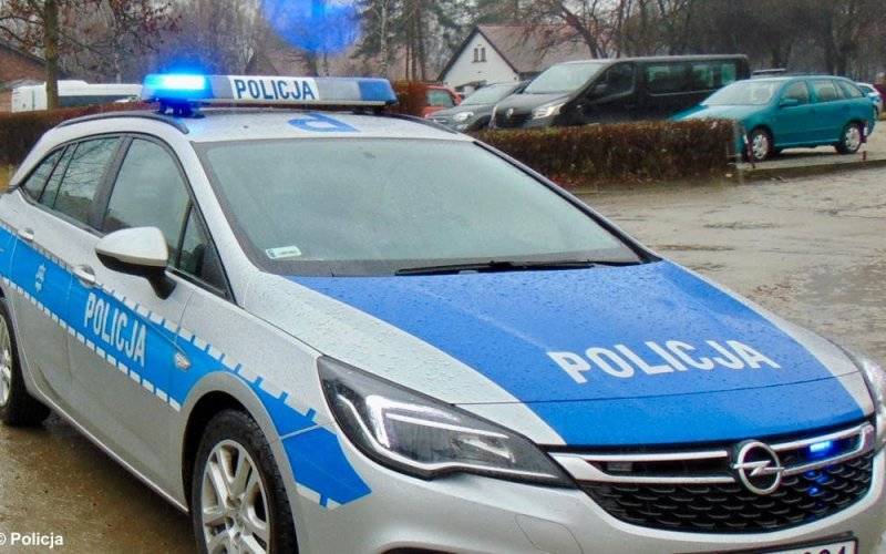 Zostawili dwulatków w samochodzie i poszli na zakupy