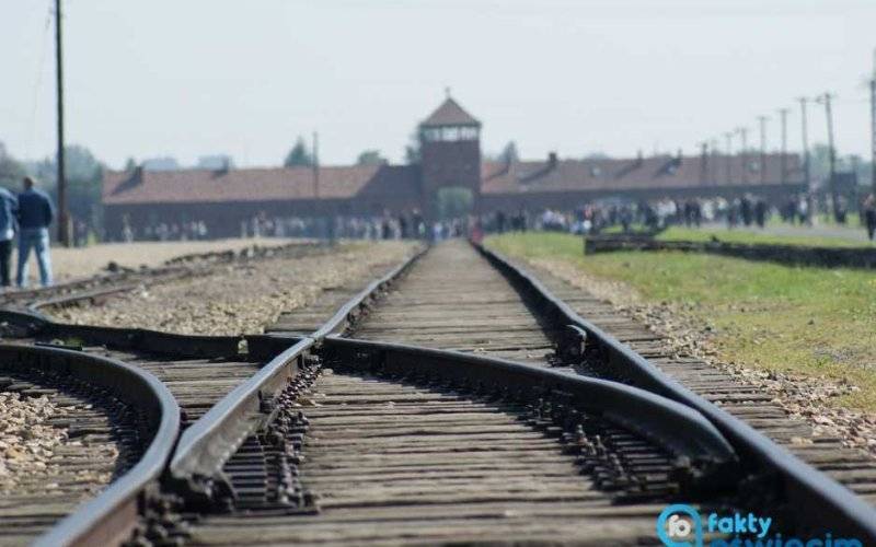 W materiale o kolei pokazali tory w Birkenau