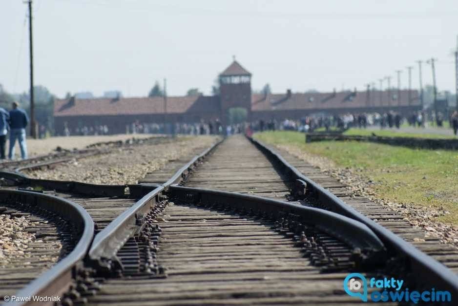 W materiale o kolei pokazali tory w Birkenau