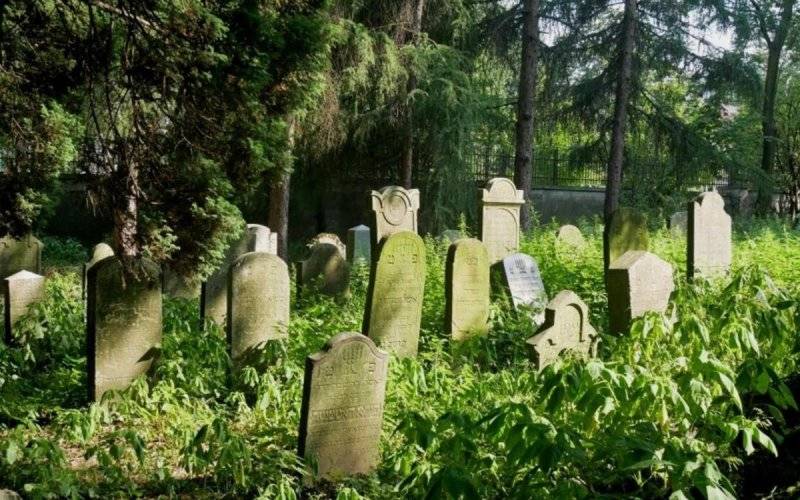 Odkryj tajemnice Cmentarza Żydowskiego z Klubem Historycznym ODK Zasole
