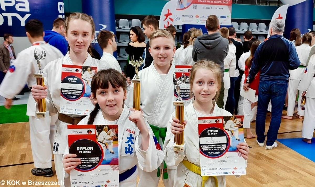 Nowe trofea do brzeszczańskiej gabloty  – FOTO