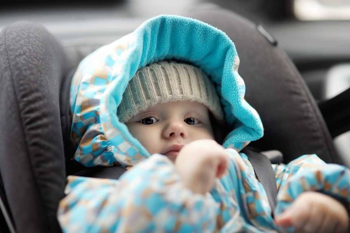 Niemowlak w samochodzie, rodzice na zakupach