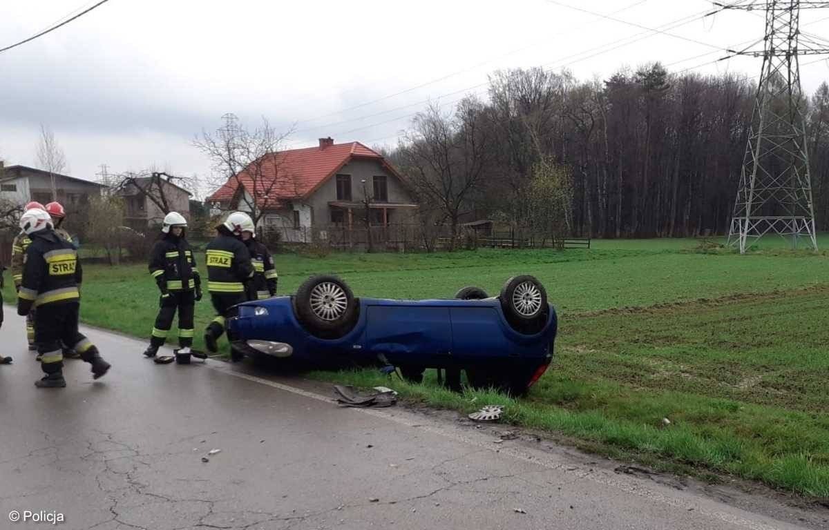 Zderzenie trzech fiatów. Kierowca zasnął za kierownicą – FOTO
