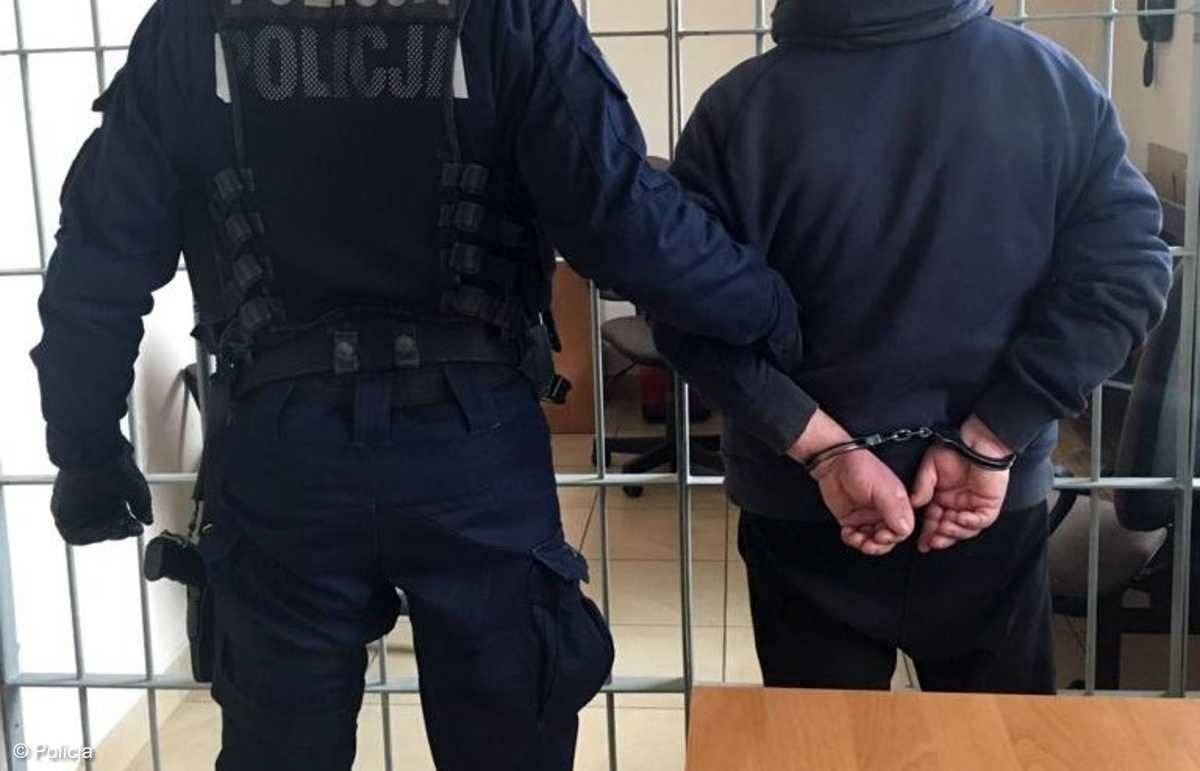 Agresor groził 75-letniej siostrze siekierą