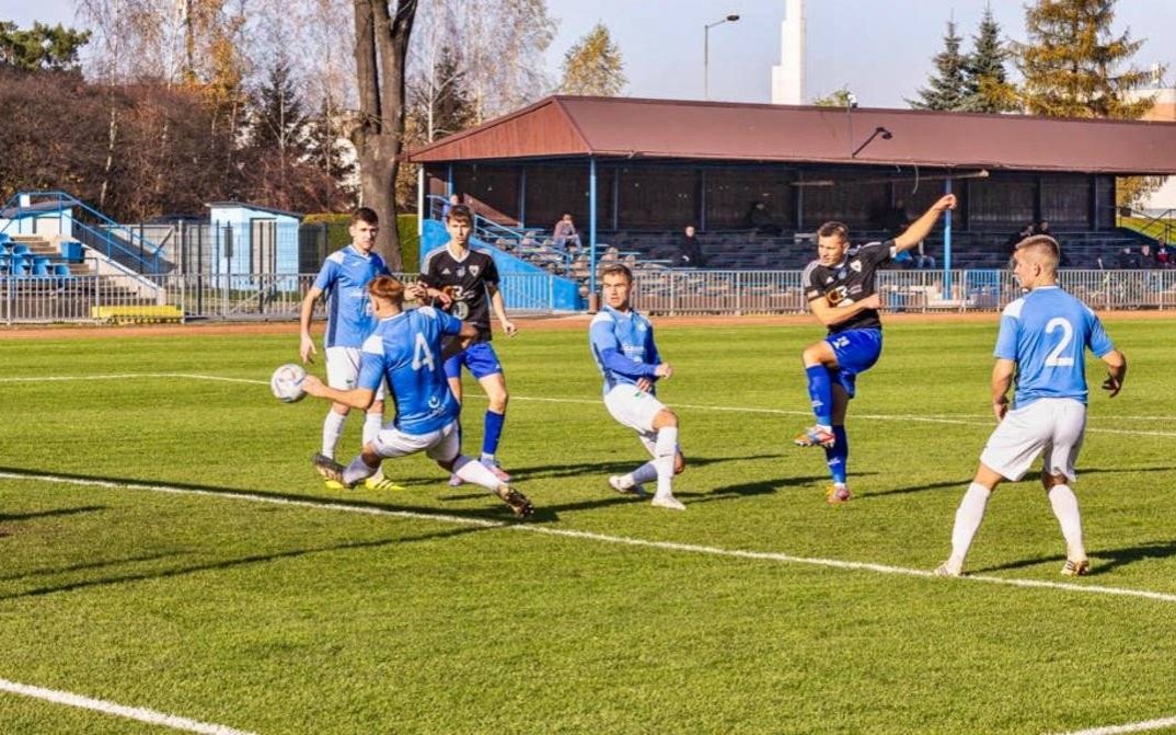 Biało-niebiescy z wizytą u lidera