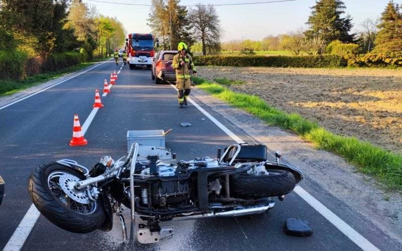 On zahaczył motocyklem o samochód, ona dachowała – FOTO