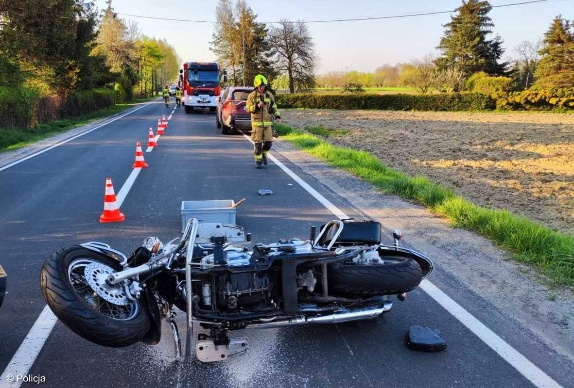 On zahaczył motocyklem o samochód, ona dachowała – FOTO