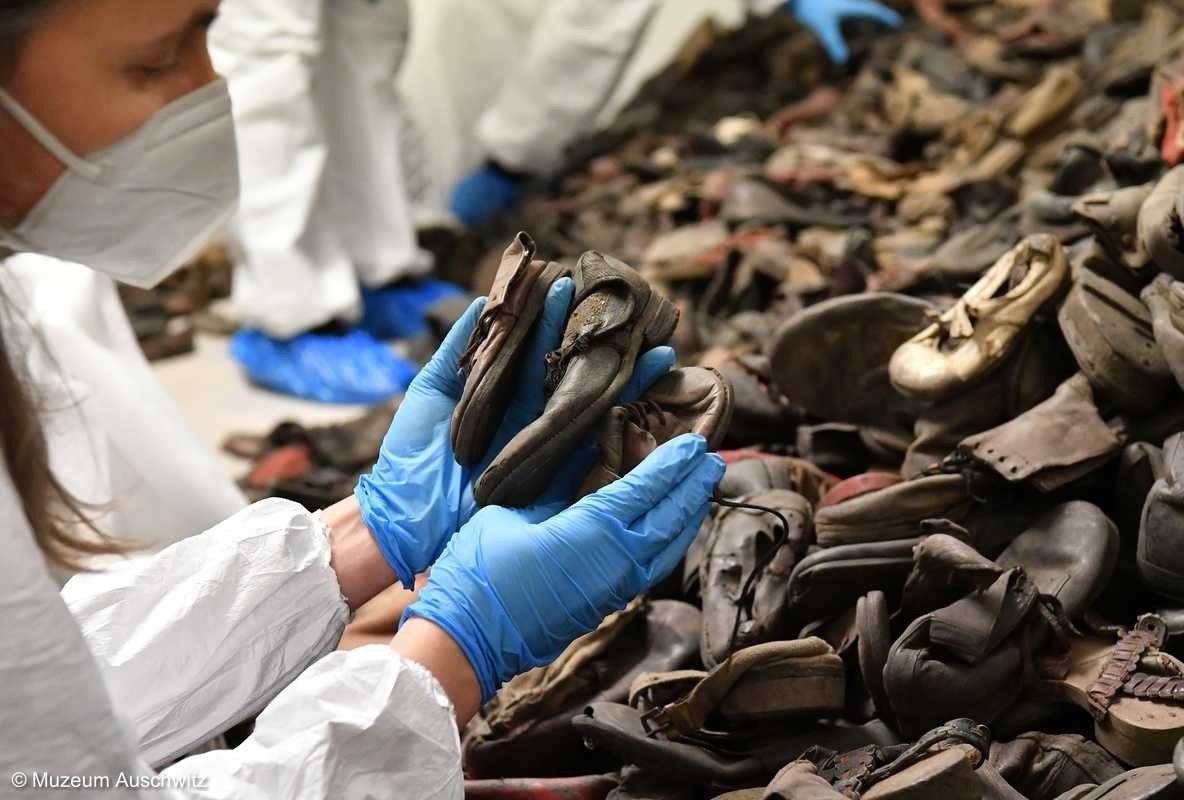 Konserwacja bucików dziecięcych w muzeum Auschwitz-Birkenau  