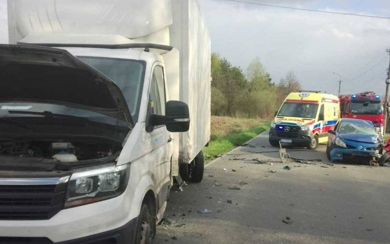 Karambol w Chełmku. Policjanci ratowali kierowcę