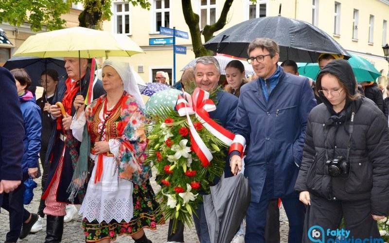 Deszczowe Święto Konstytucji w Oświęcimiu – FILM, FOTO