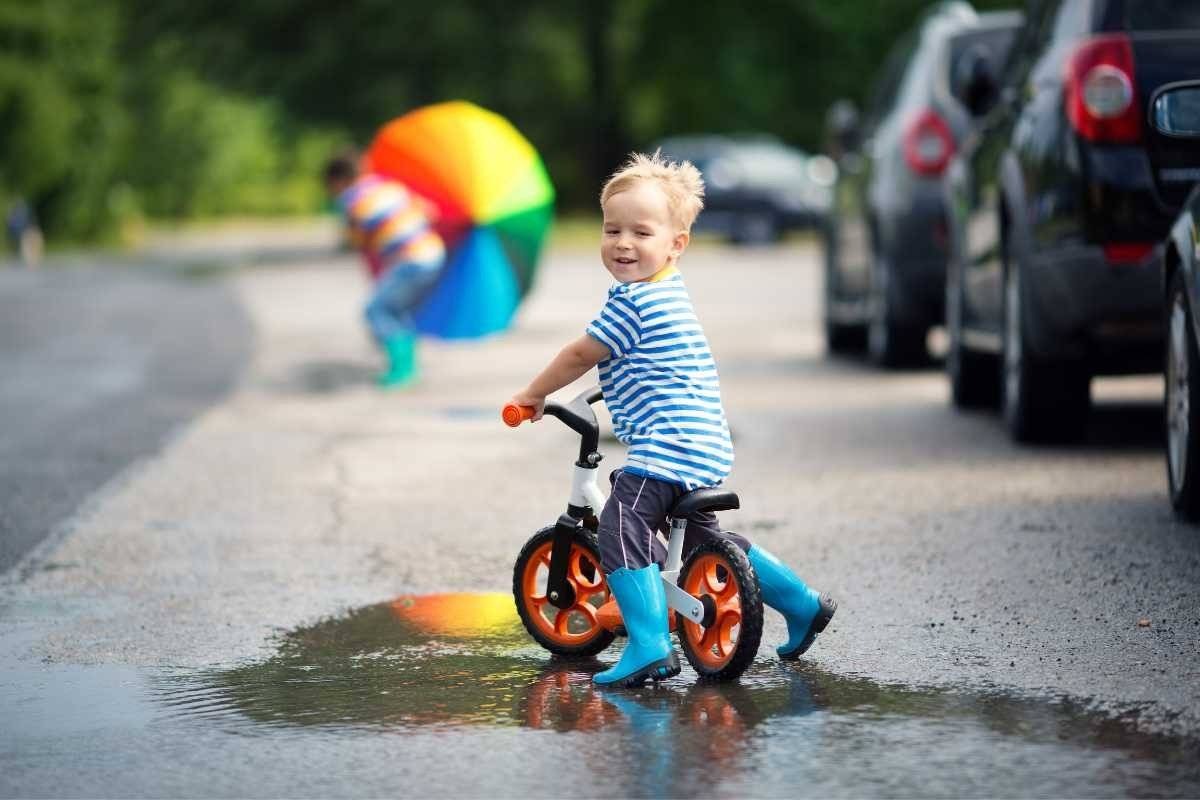 Trzyletni chłopczyk sam przejechał rowerem przez ruchliwą ulicę