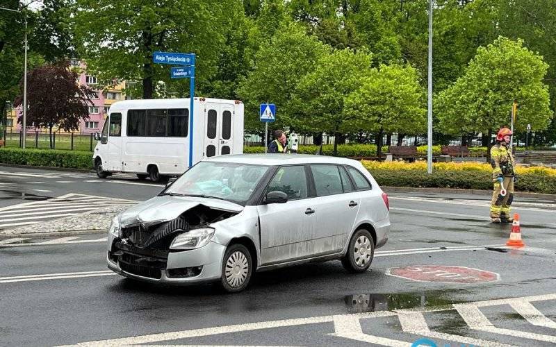 Zderzenie na newralgicznym skrzyżowaniu – FOTO